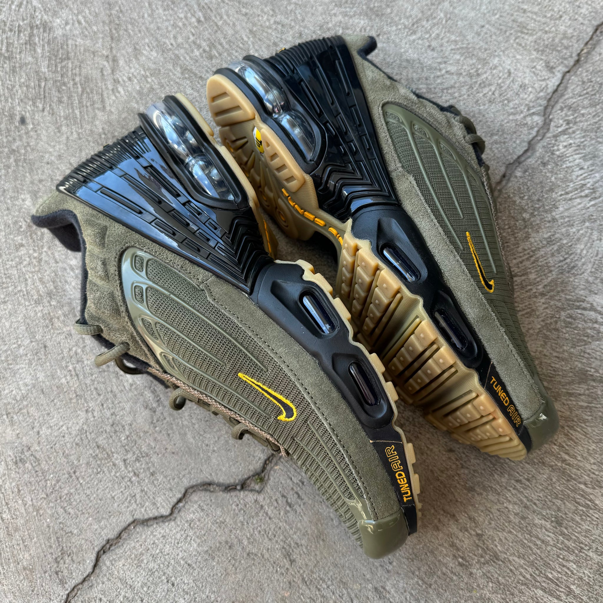 NIKE AIR MAX PLUS 3 - MEDIUM OLIVE