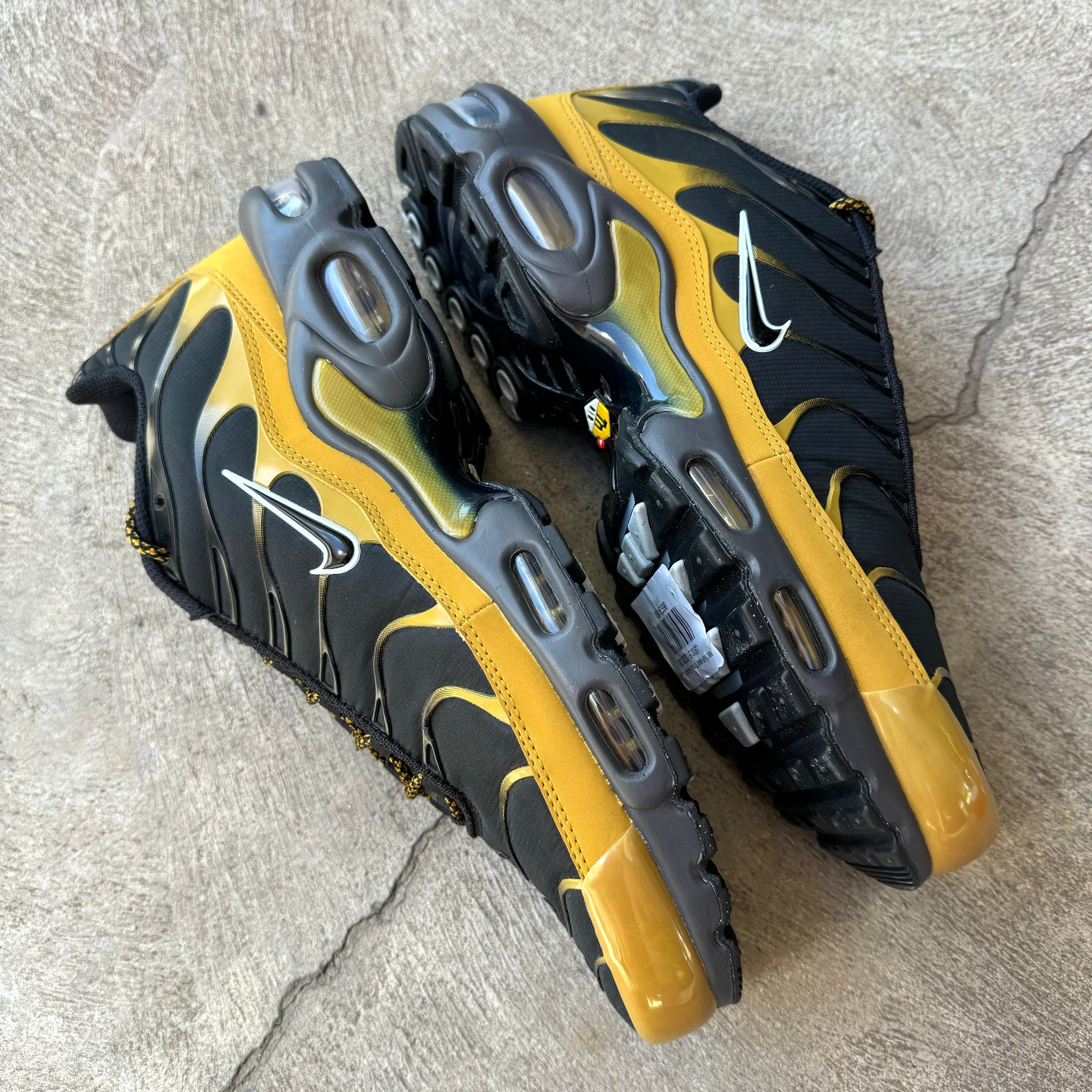 NIKE AIR MAX PLUS TUNED - BLACK GOLD