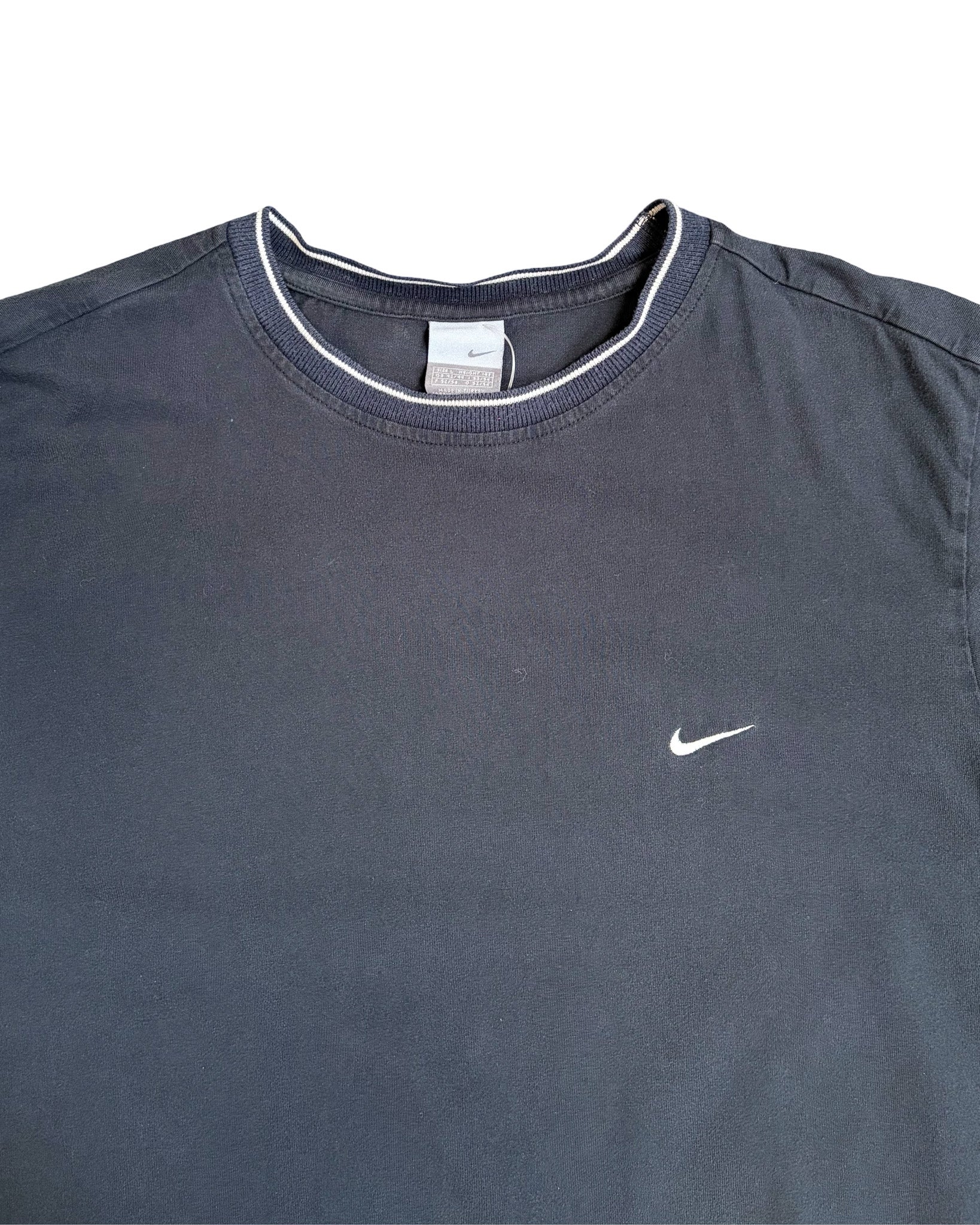 2000'S NIKE EMBROIDERED LOGO TEE - M