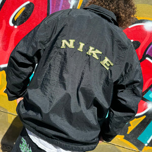 1990'S NIKE SPELLOUT BUTTON UP JACKET - L/XL