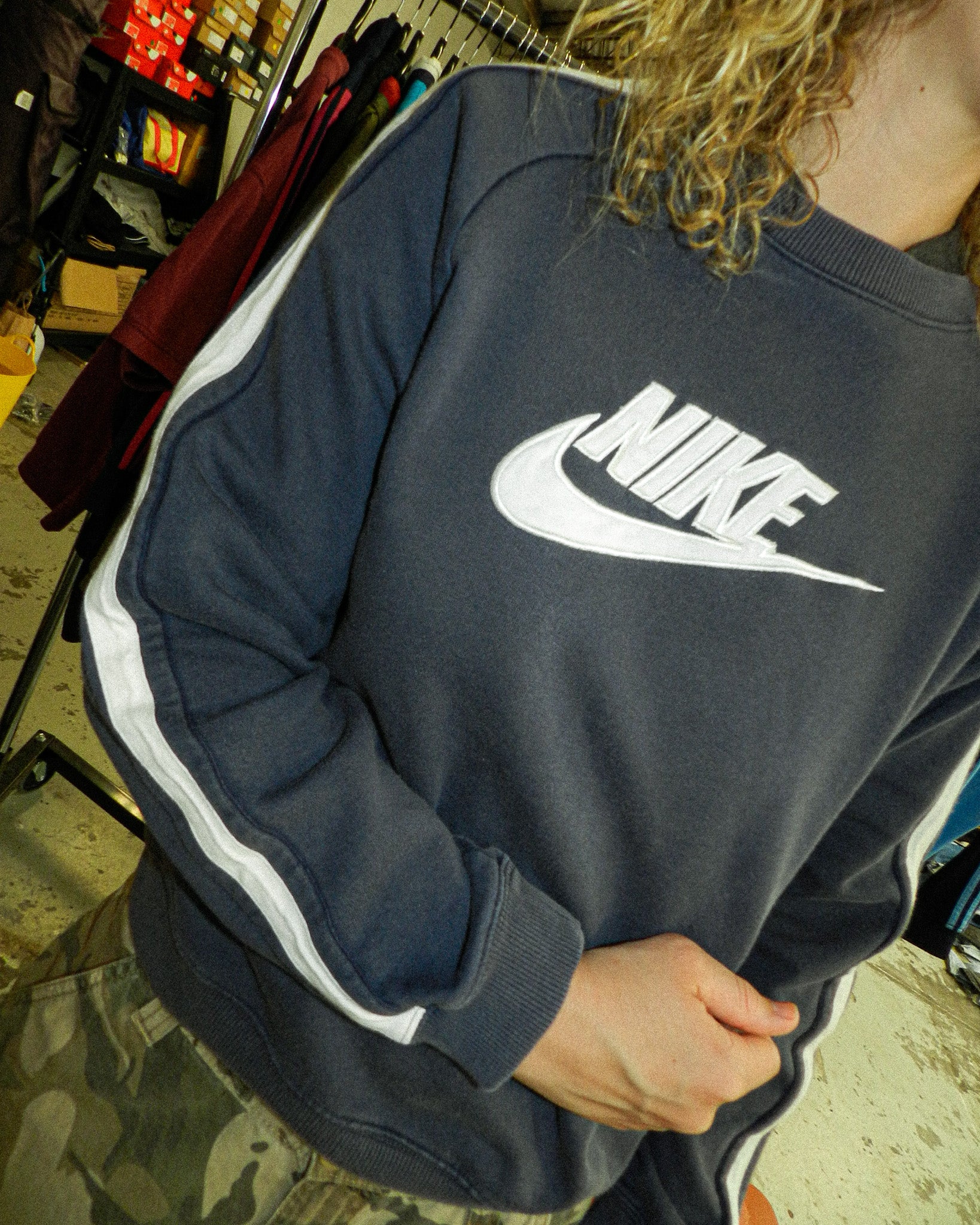 2000'S NIKE LOGO STRIPED SWEATSHIRT - M