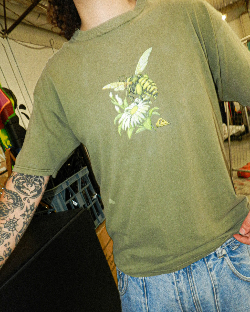 2000'S QUIKSILVER BEE GRAPHIC TEE - L