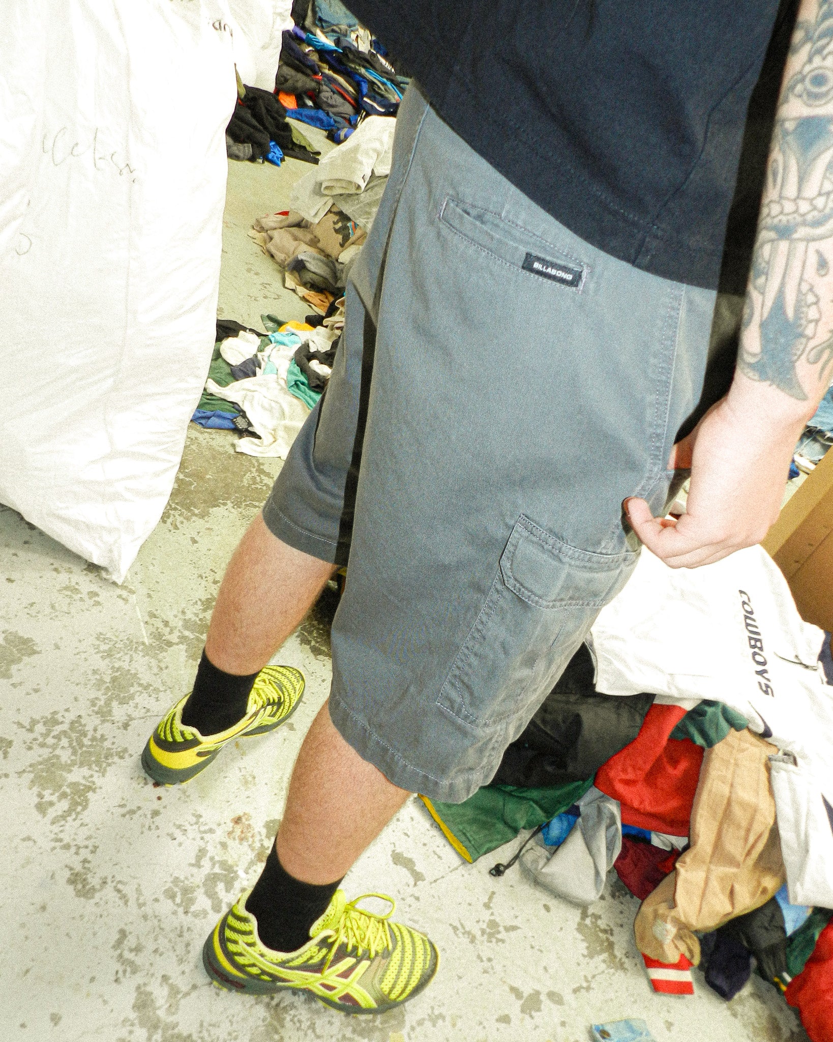 2000'S BILLABONG CARGO SHORTS - 33