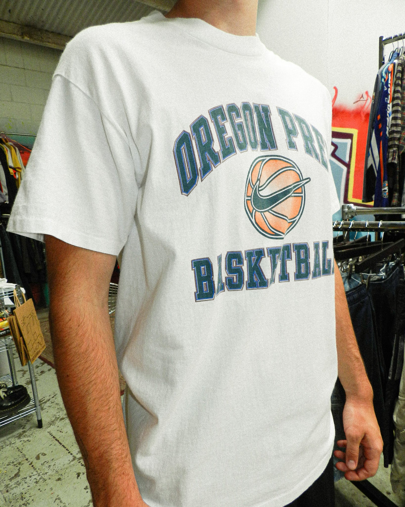 2000'S NIKE BASKETBALL GRAPHIC TEE - L
