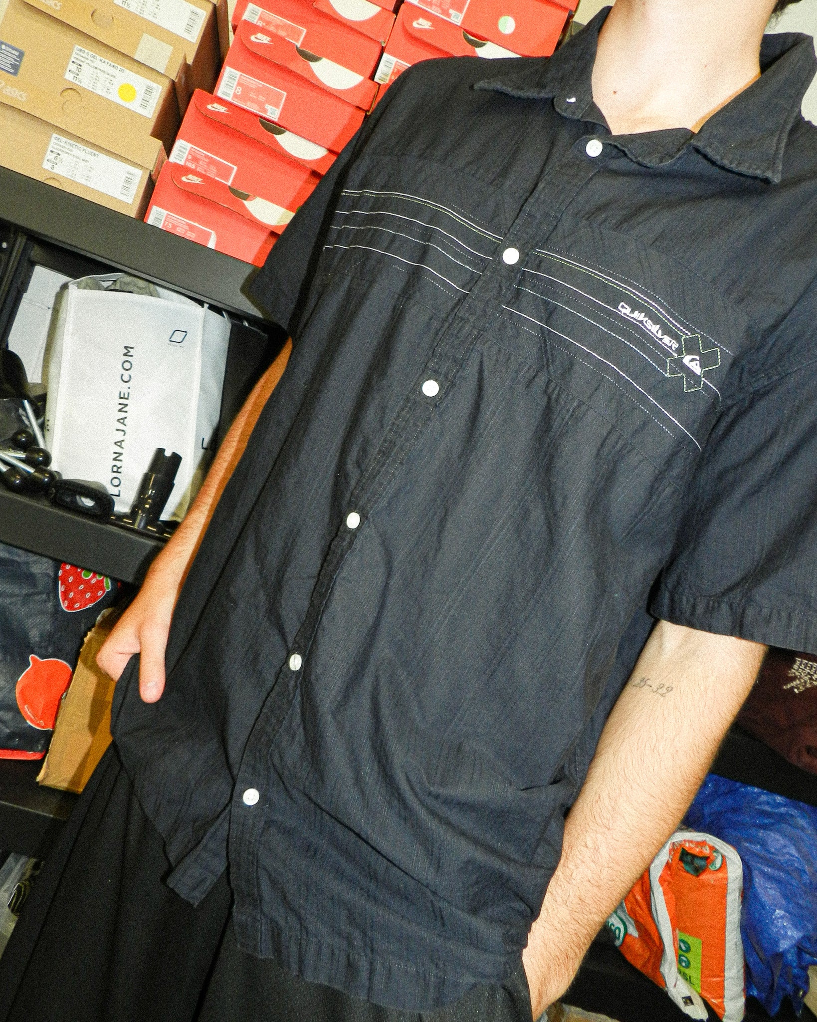 2000'S QUIKSILVER EMBROIDERED BUTTON UP - L/XL