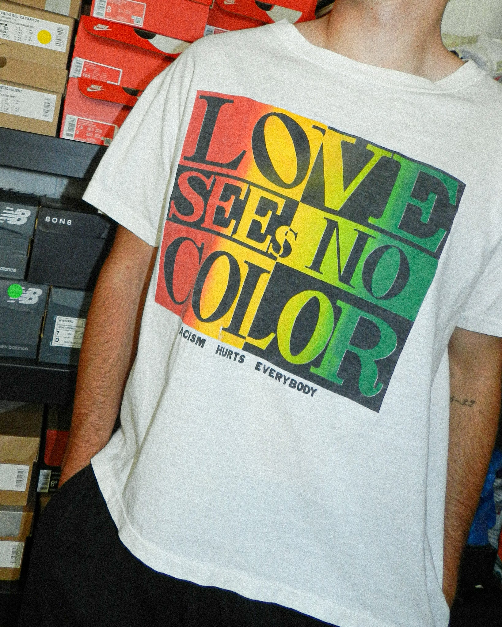 1990'S 'LOVE SEES NO COLOR' GRAPHIC TEE - L