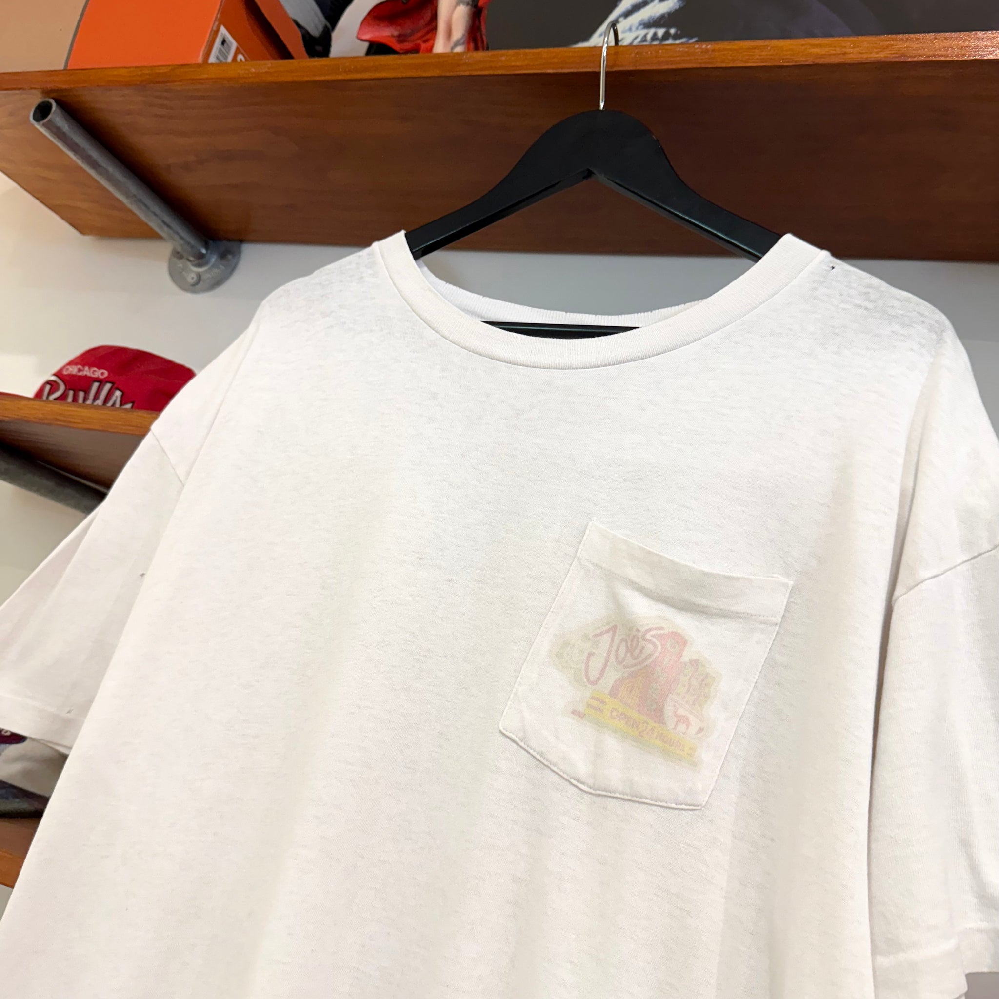 1993 CAMEL CIGARETTES 'JOE'S DINER' GRAPHIC POCKET TEE - L