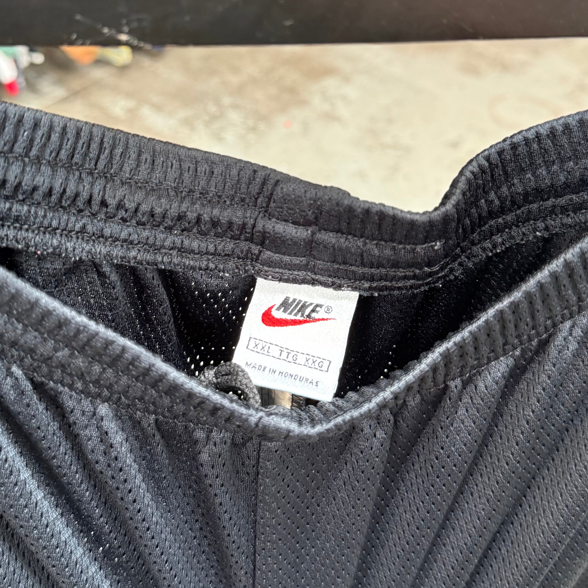 2000'S NIKE SWOOSH BASKETBALL SHORTS - 30