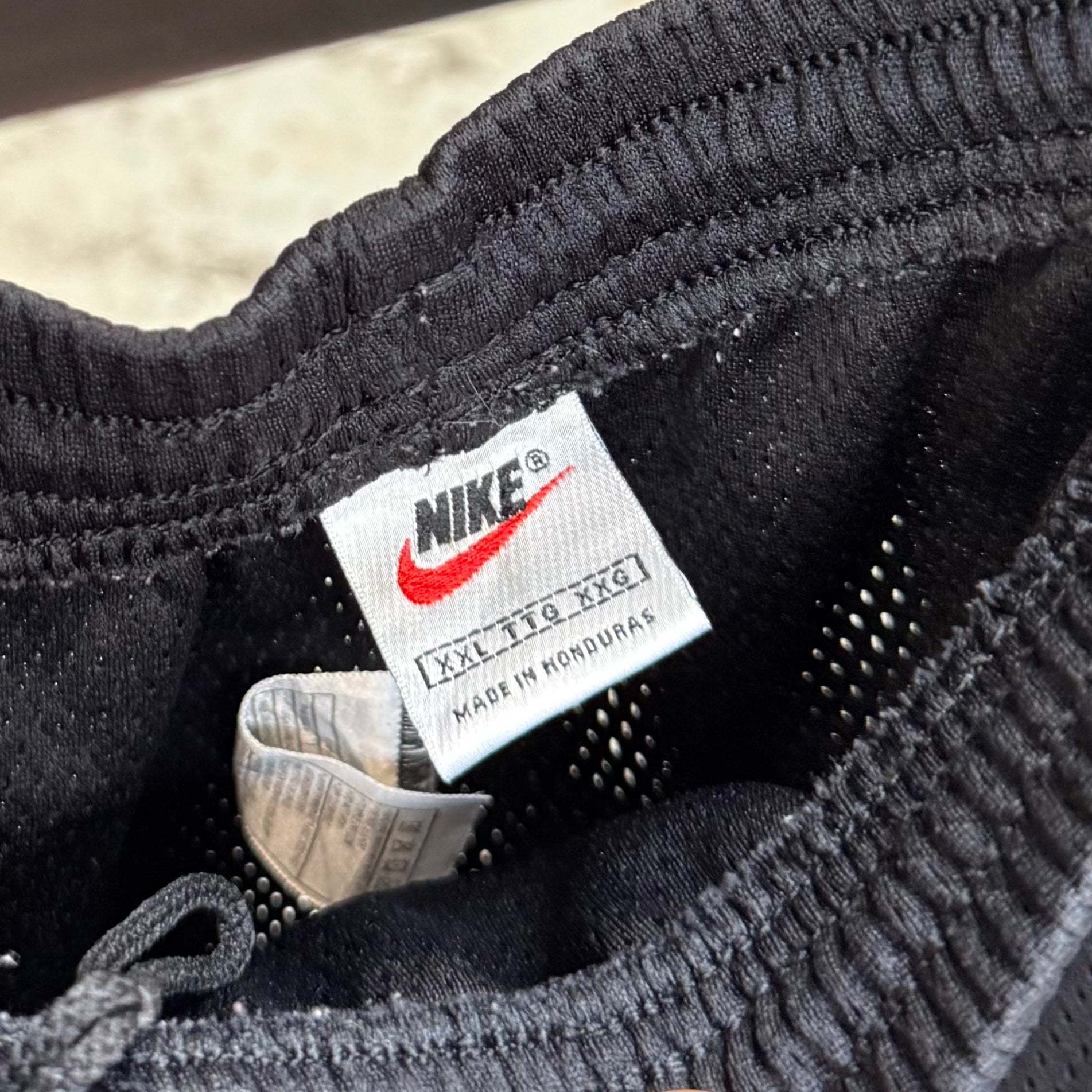 2000'S NIKE SWOOSH BASKETBALL SHORTS - 30