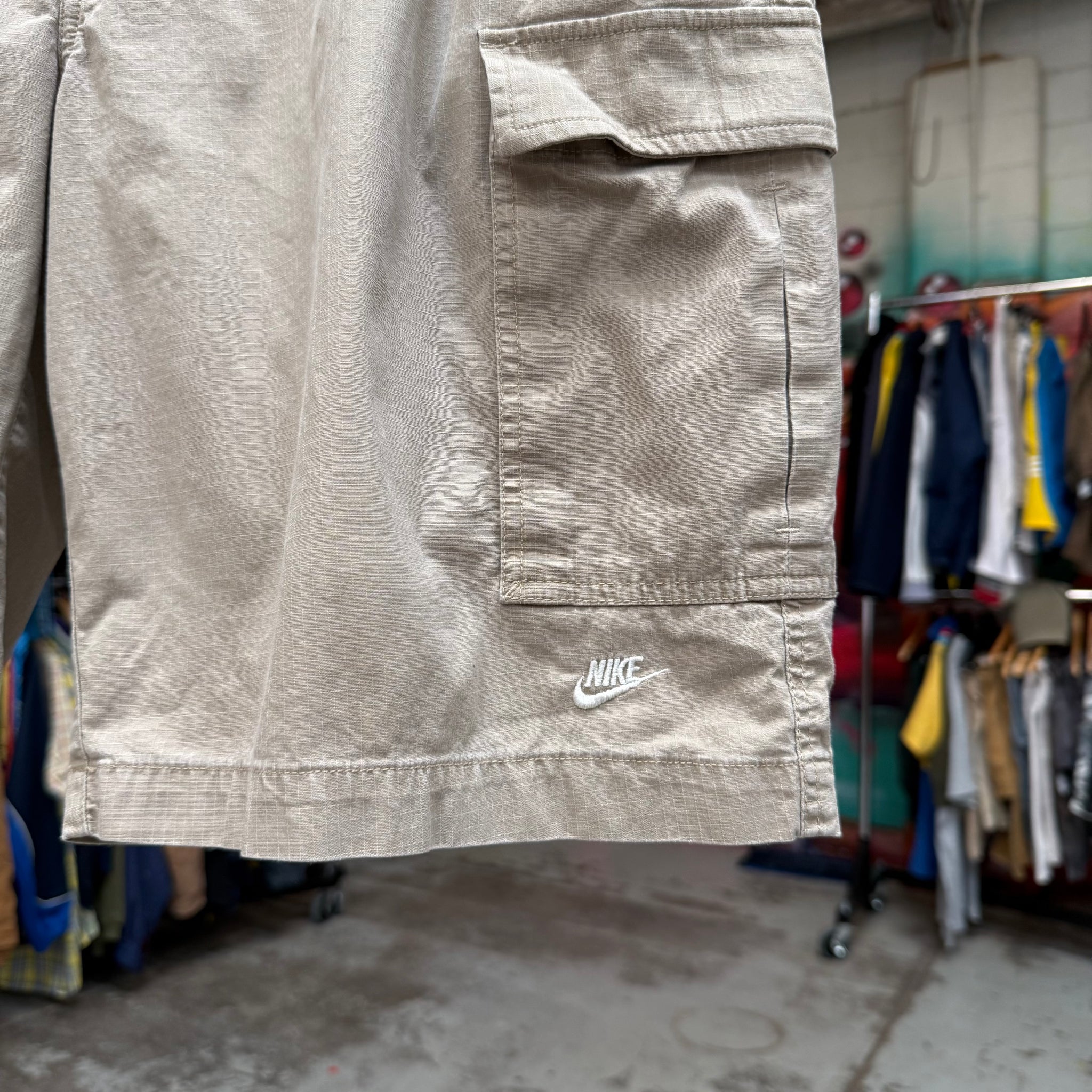 2000'S NIKE RIP-STOP CARGO SHORTS - 34-36