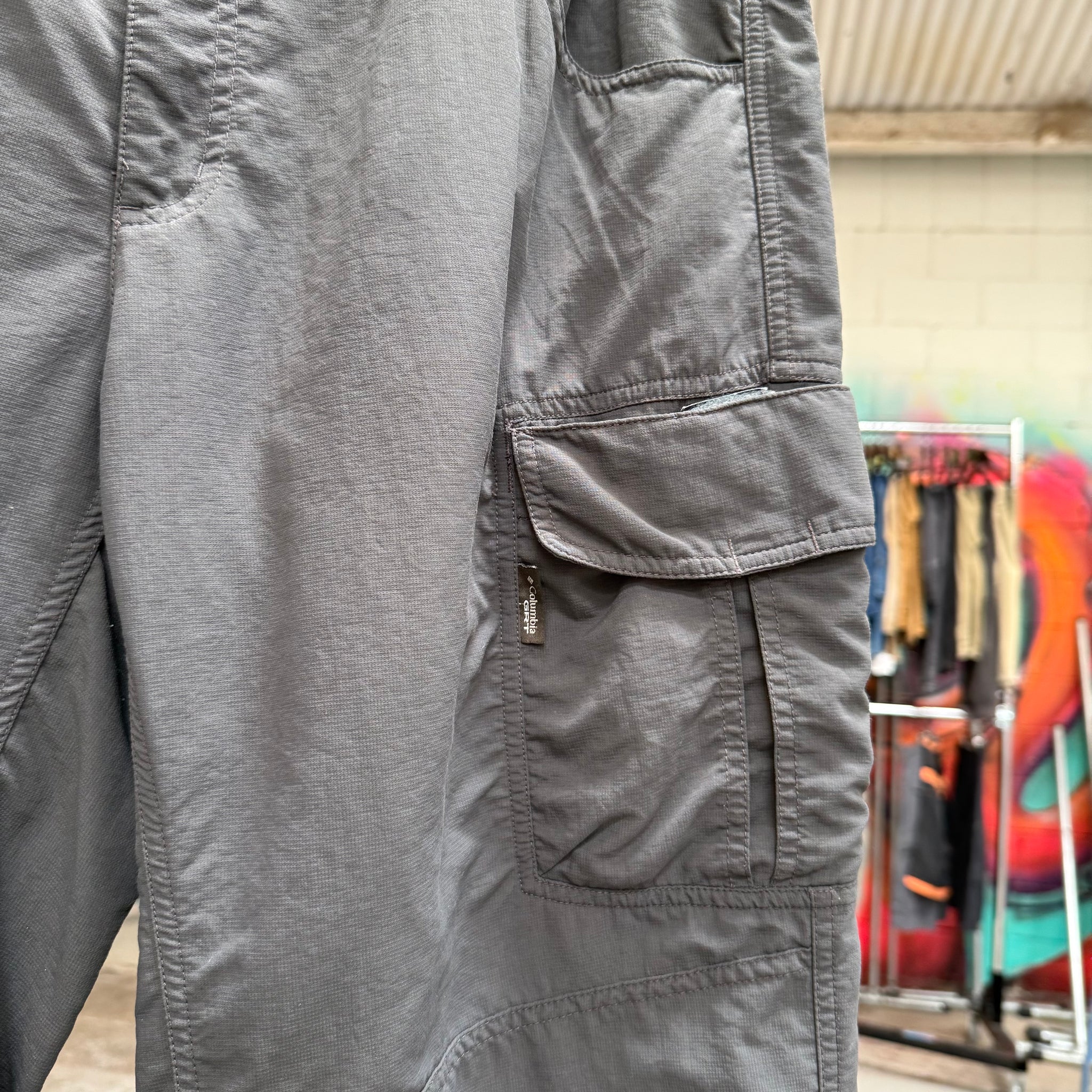 2000'S COLUMBIA GRT 3/4 CARGO SHORTS - 36