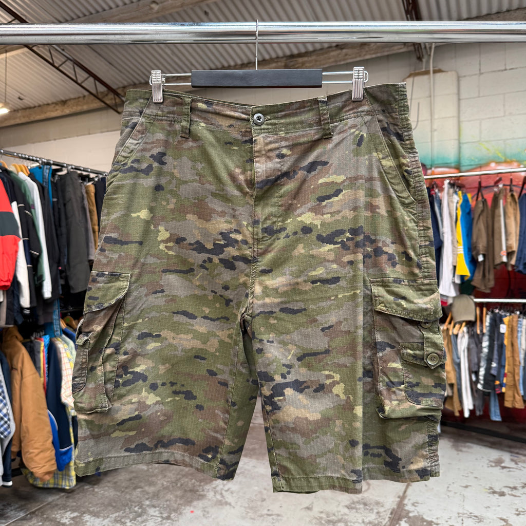 2000'S AIRWALK CAMO CARGO SHORTS - 34