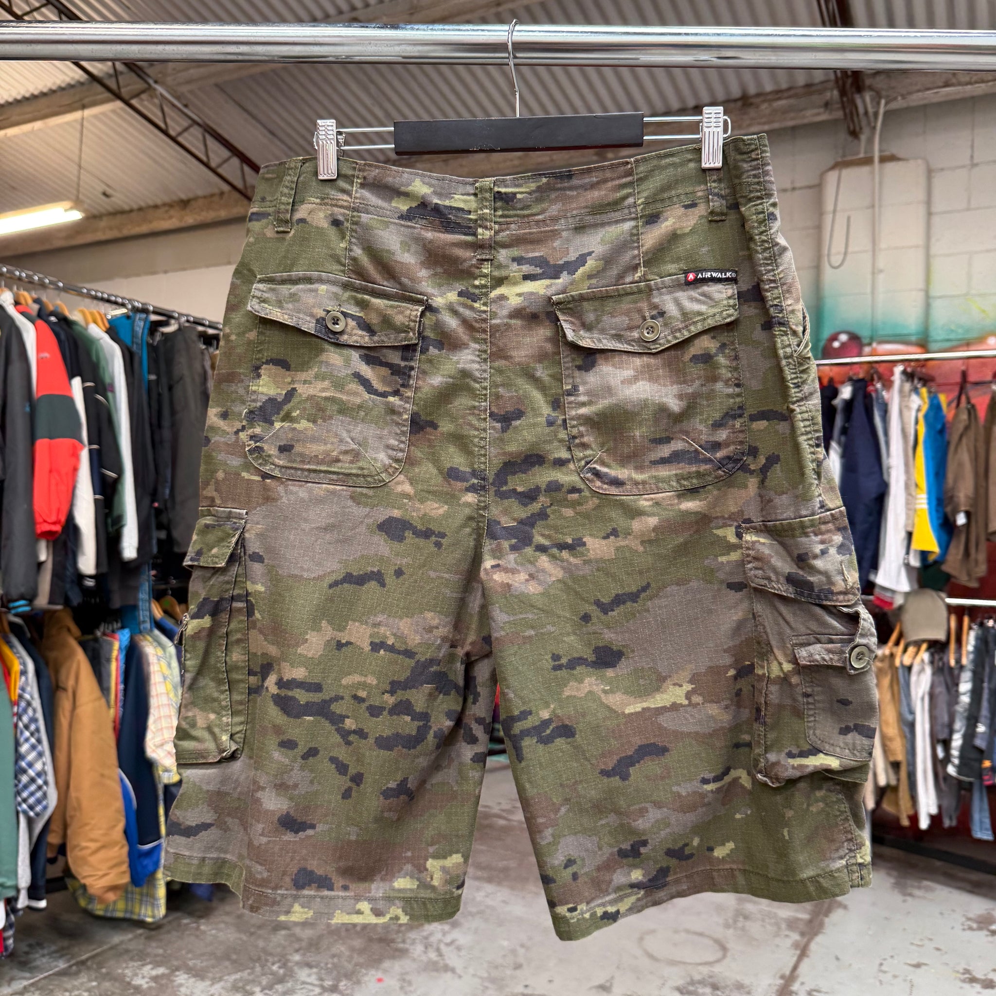 2000'S AIRWALK CAMO CARGO SHORTS - 34