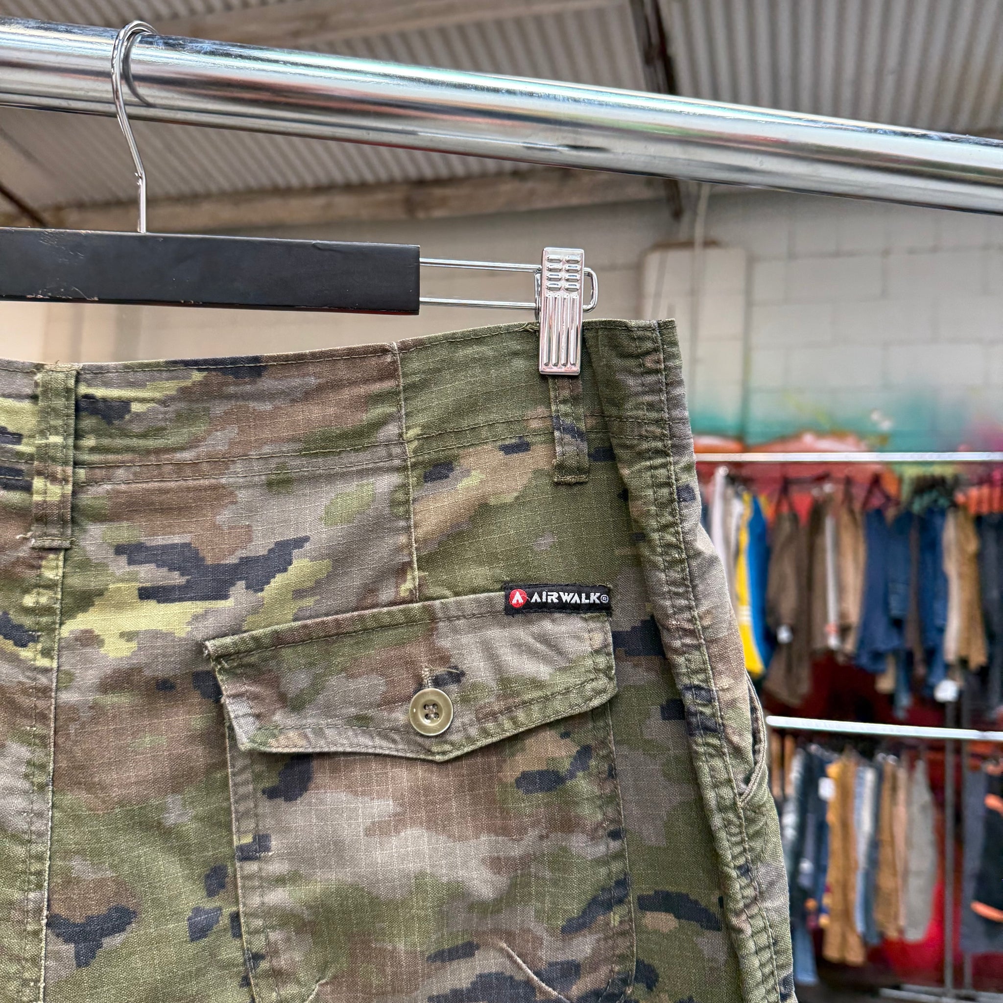 2000'S AIRWALK CAMO CARGO SHORTS - 34