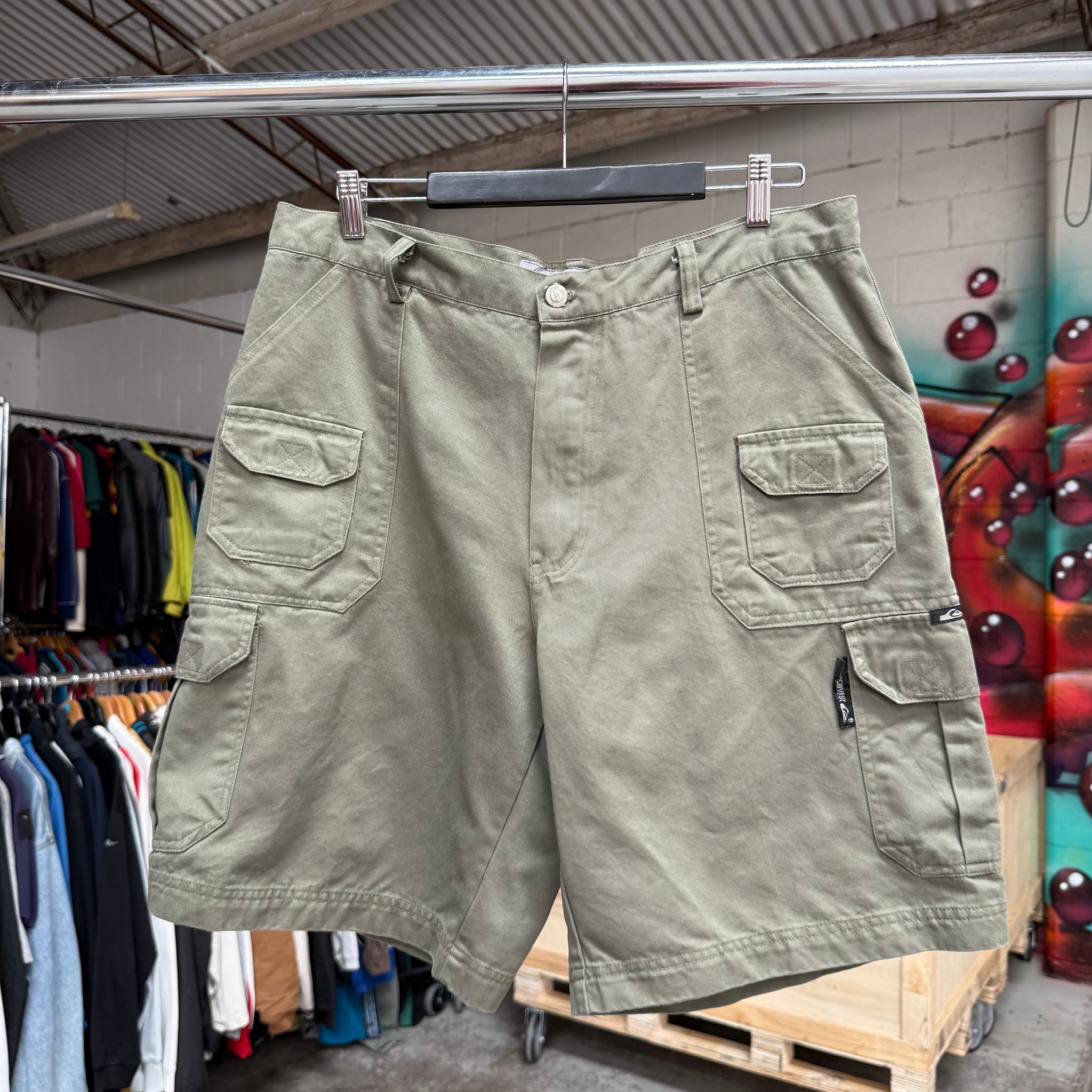 2000'S QUIKSILVER CARGO SHORTS - 34