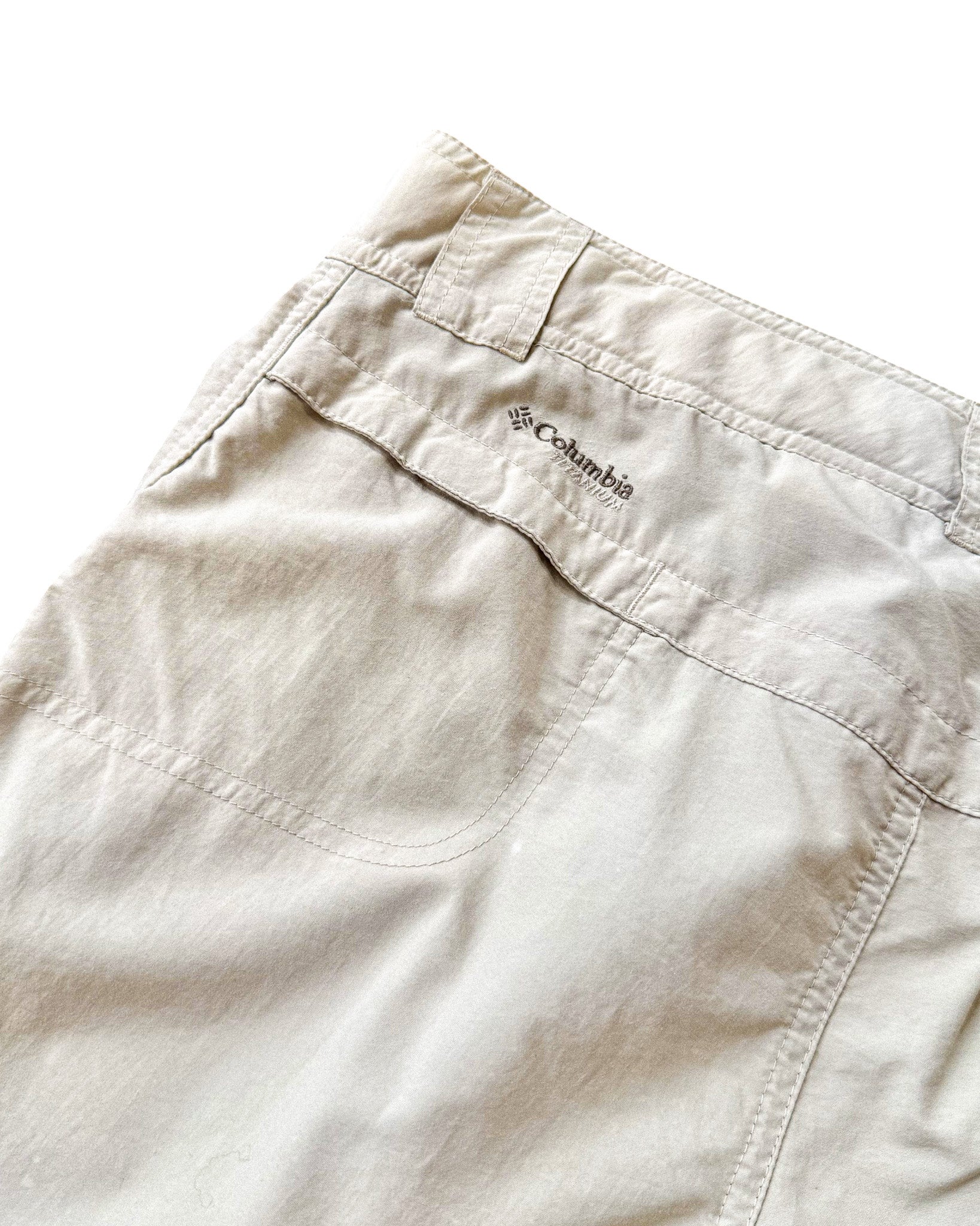 2000'S COLUMBIA TITANIUM CARGO SHORTS - 32