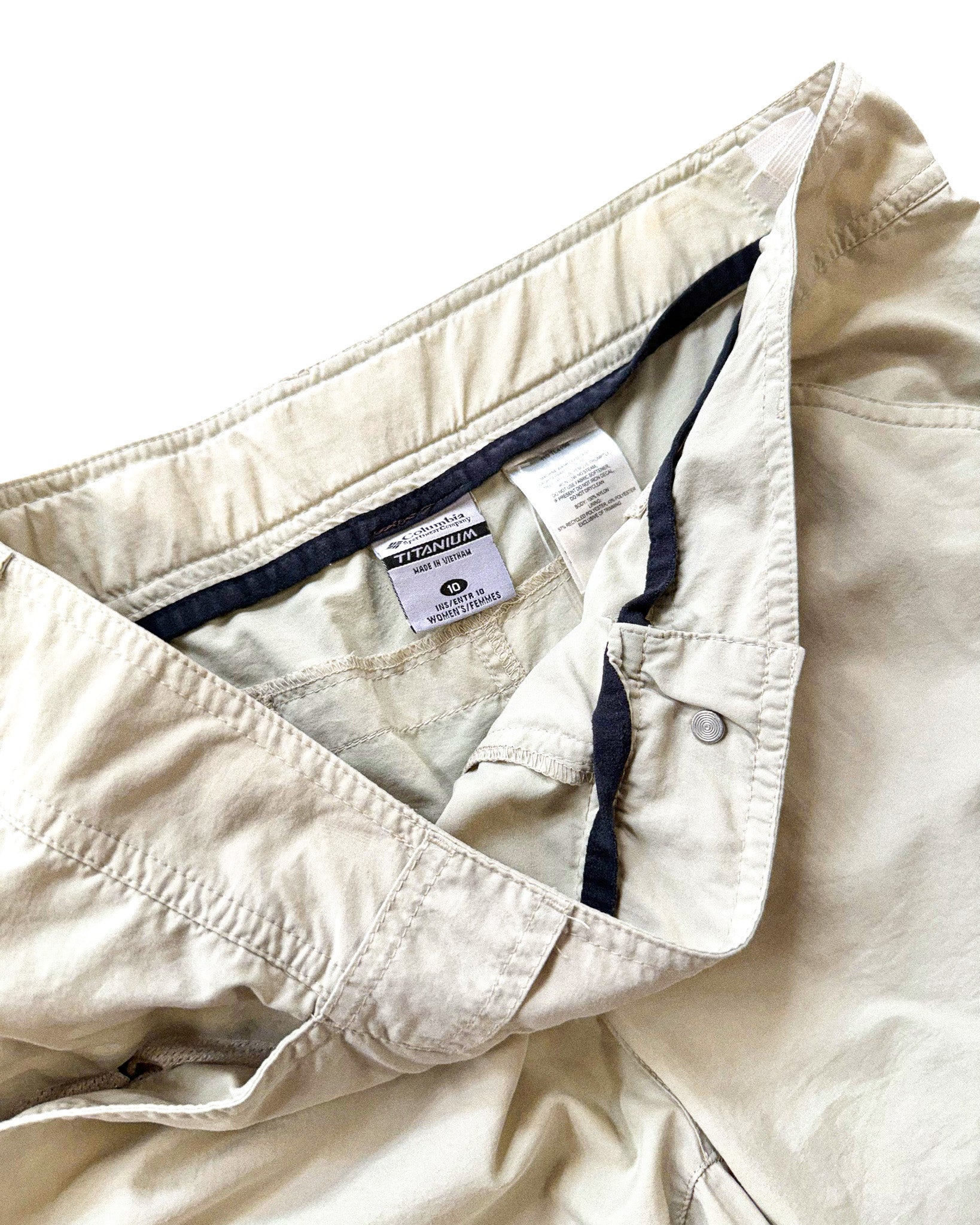 2000'S COLUMBIA TITANIUM CARGO SHORTS - 32