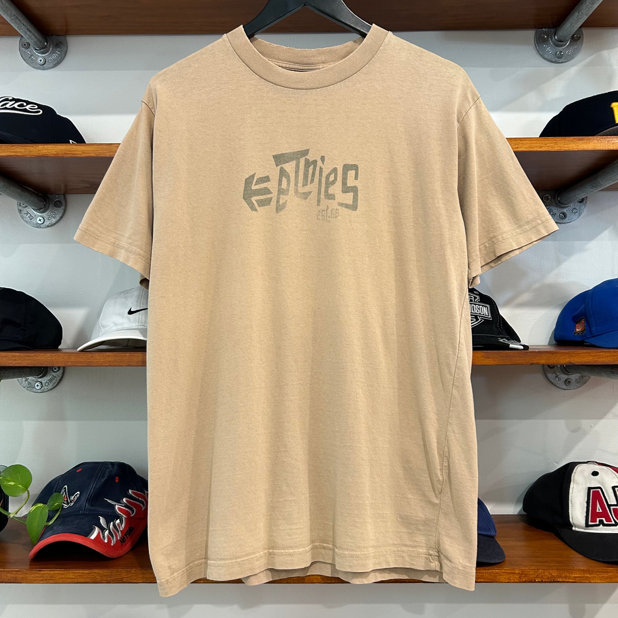 2000'S ETNIES GRAPHIC T-SHIRT - M