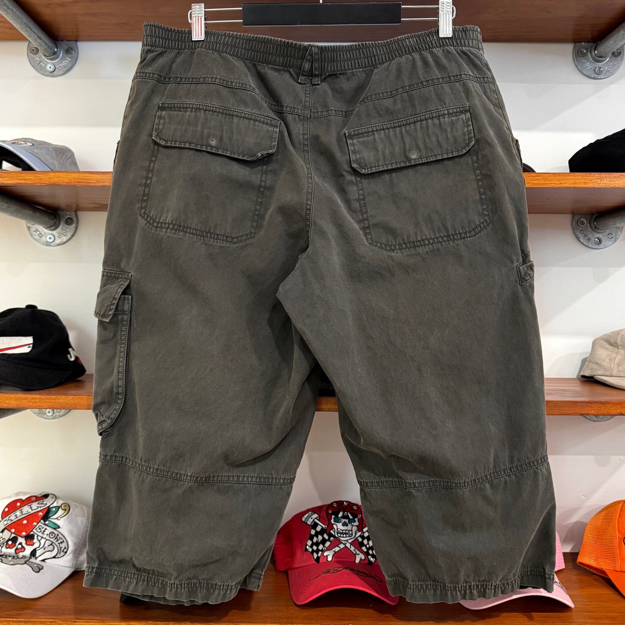 2002 ADIDAS 3/4 LENGTH CARGO SHORTS - 35