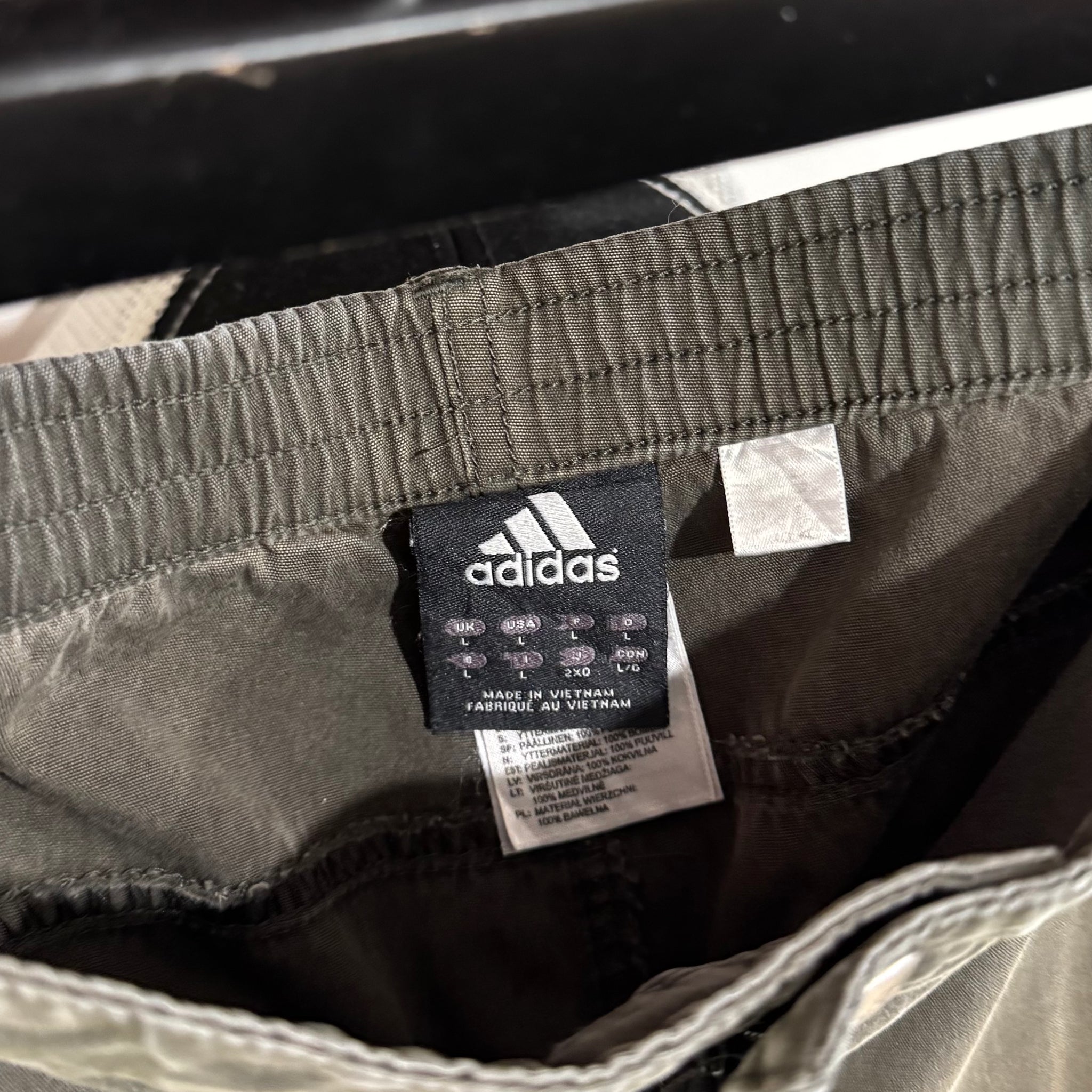 2002 ADIDAS 3/4 LENGTH CARGO SHORTS - 35