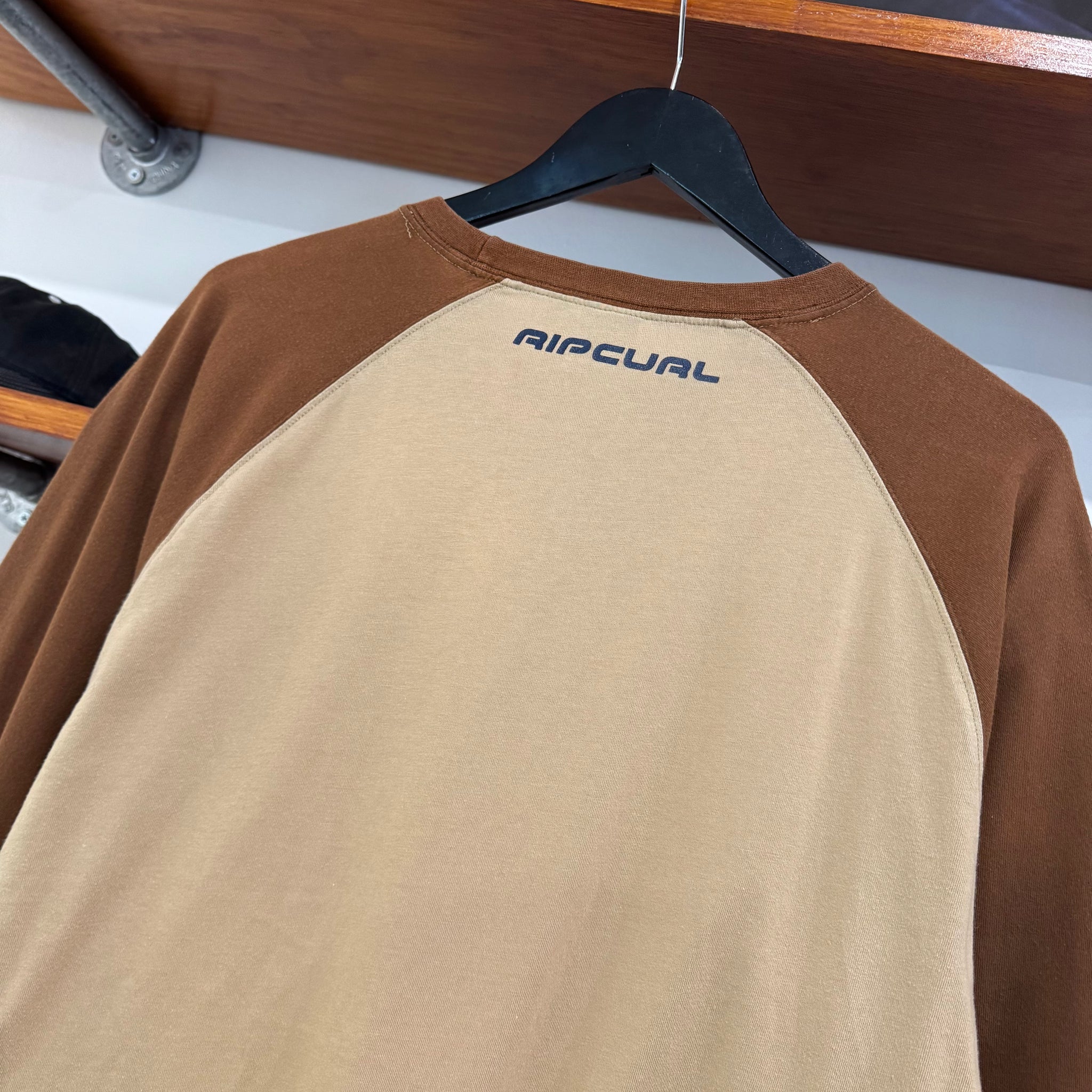 2000'S RIP CURL GRAPHIC LONG SLEEVE TEE - L