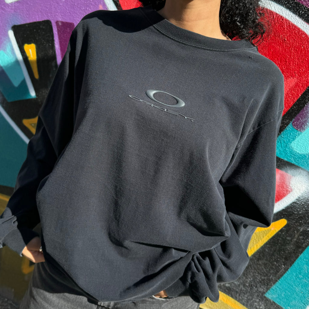 2000'S OAKLEY EMBOSSED GRAPHIC TEE - M/L