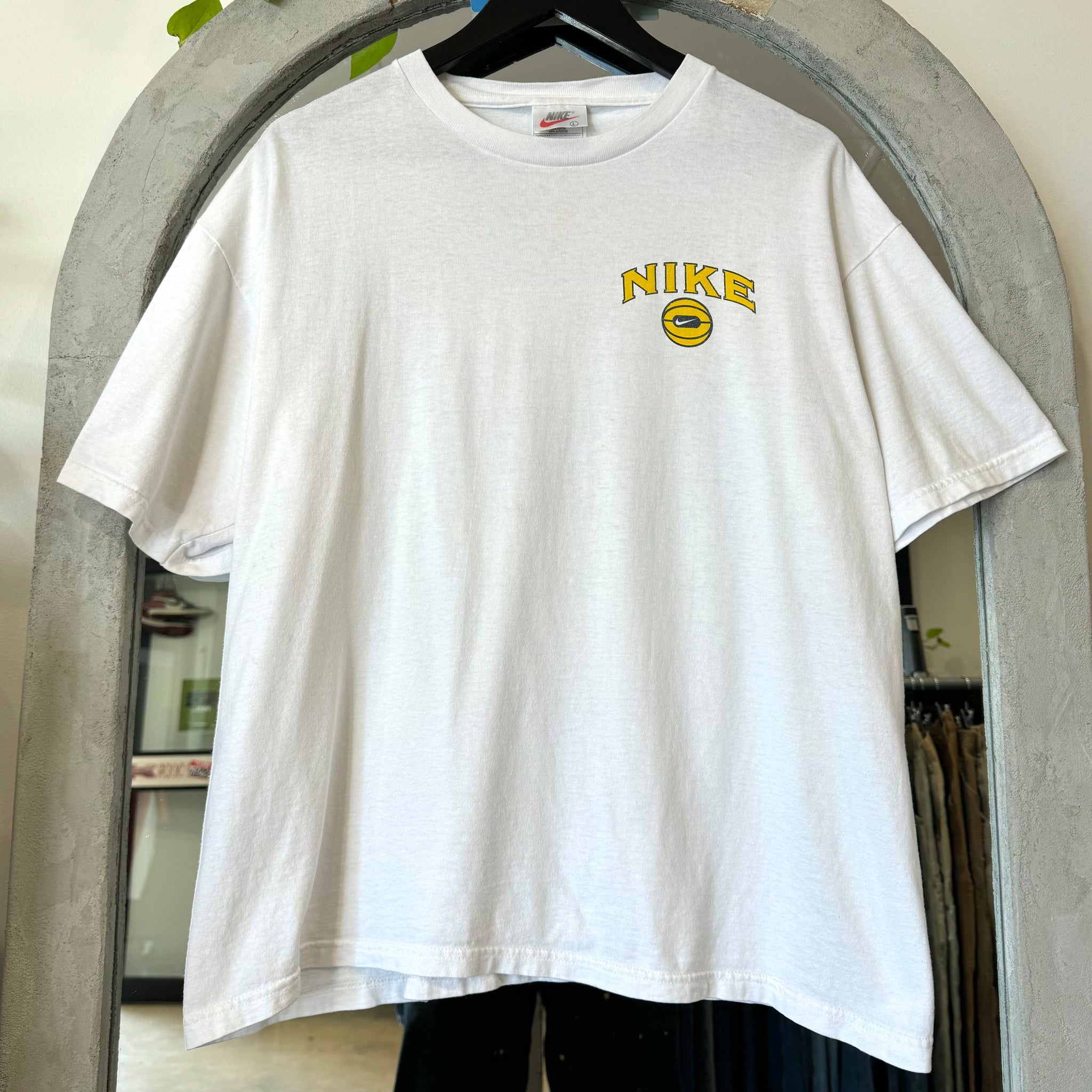 1990'S NIKE BASKETBALL GRAPHIC T-SHIRT - L