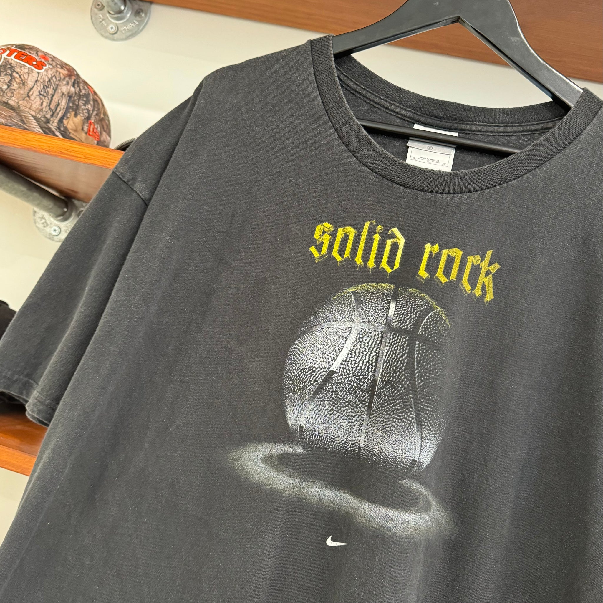 2000'S NIKE 'SOLID ROCK' BASKETBALL GRAPHIC TEE - XL/XXL