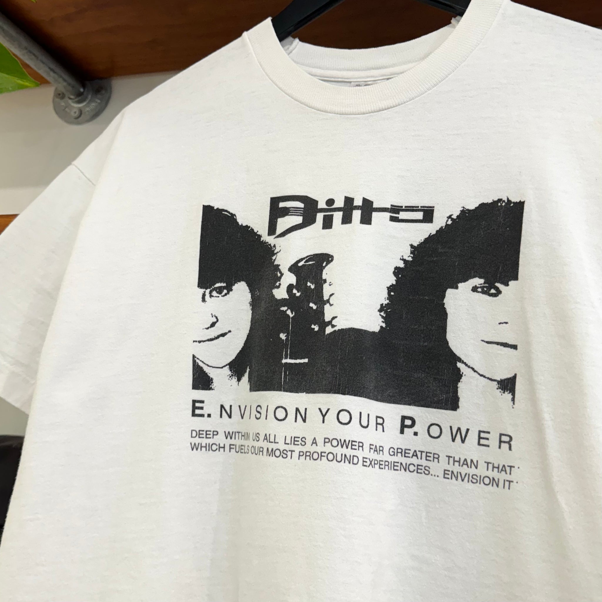 1990'S DITTO "E.NVISION YOUR P.OWER" GRAPHIC TEE - L