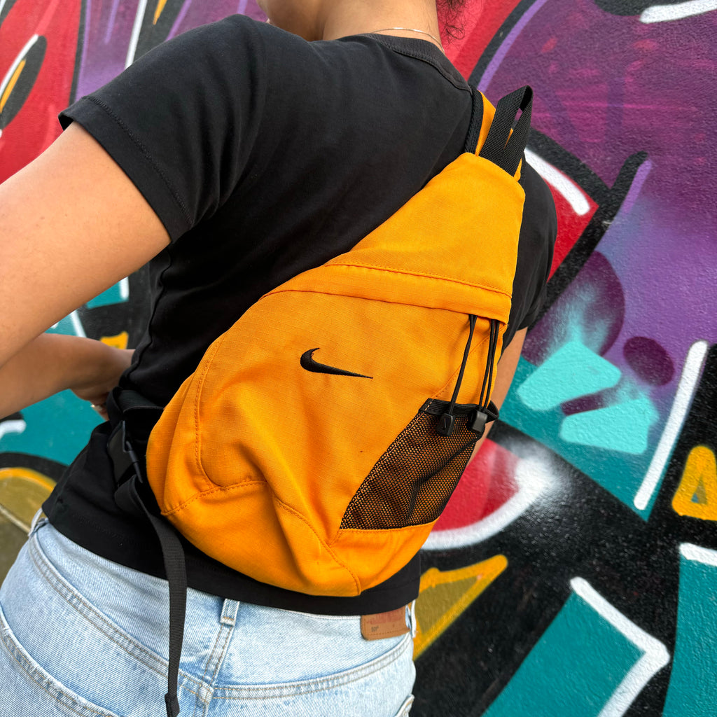 2000'S NIKE SWOOSH SLING BAG - M